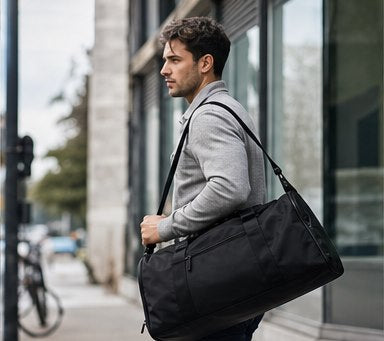 Sporttasche im modernen Alltag auf dem Weg zum Training