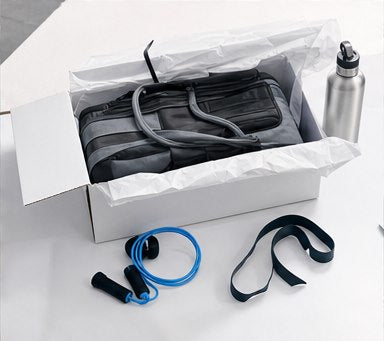 Versandpaket mit Sporttasche und Trainingsausrüstung